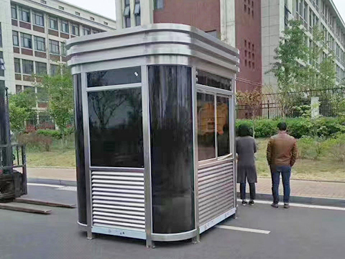 钢结构岗亭上面的玻璃雨棚出现裂痕什么原因导致？